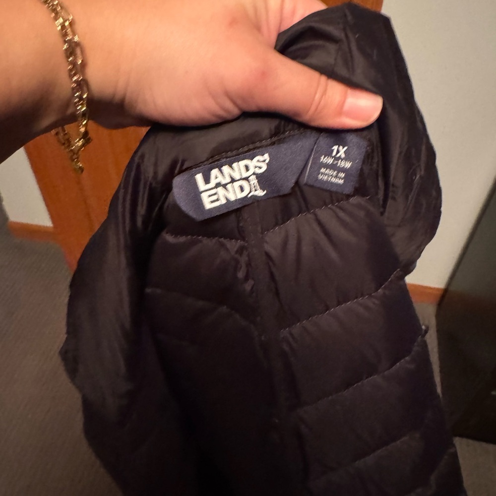 Lands' End Women's Classic Black Puffer Jacket - Picture 3 of 3